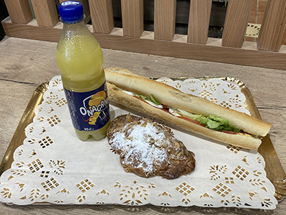 Sandwich avec boisson et viennoiseries