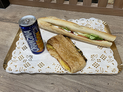 Sandwich avec boisson et viennoiseries