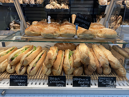 Vitrine avec sandwichs et viennoiseries