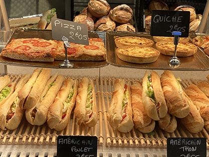 Vitrine avec sandwichs et viennoiseries