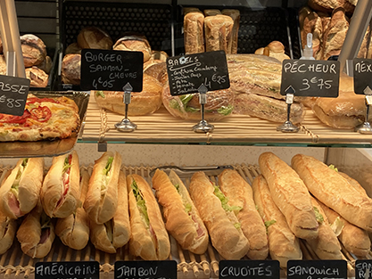 Vitrine avec sandwichs et viennoiseries
